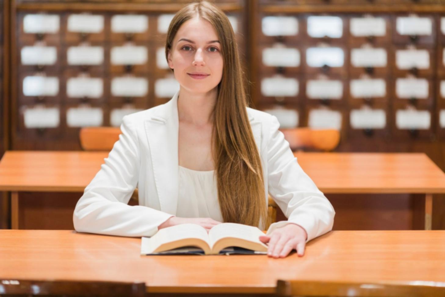 Étudiants travaillant ensemble sur un projet d'investissement