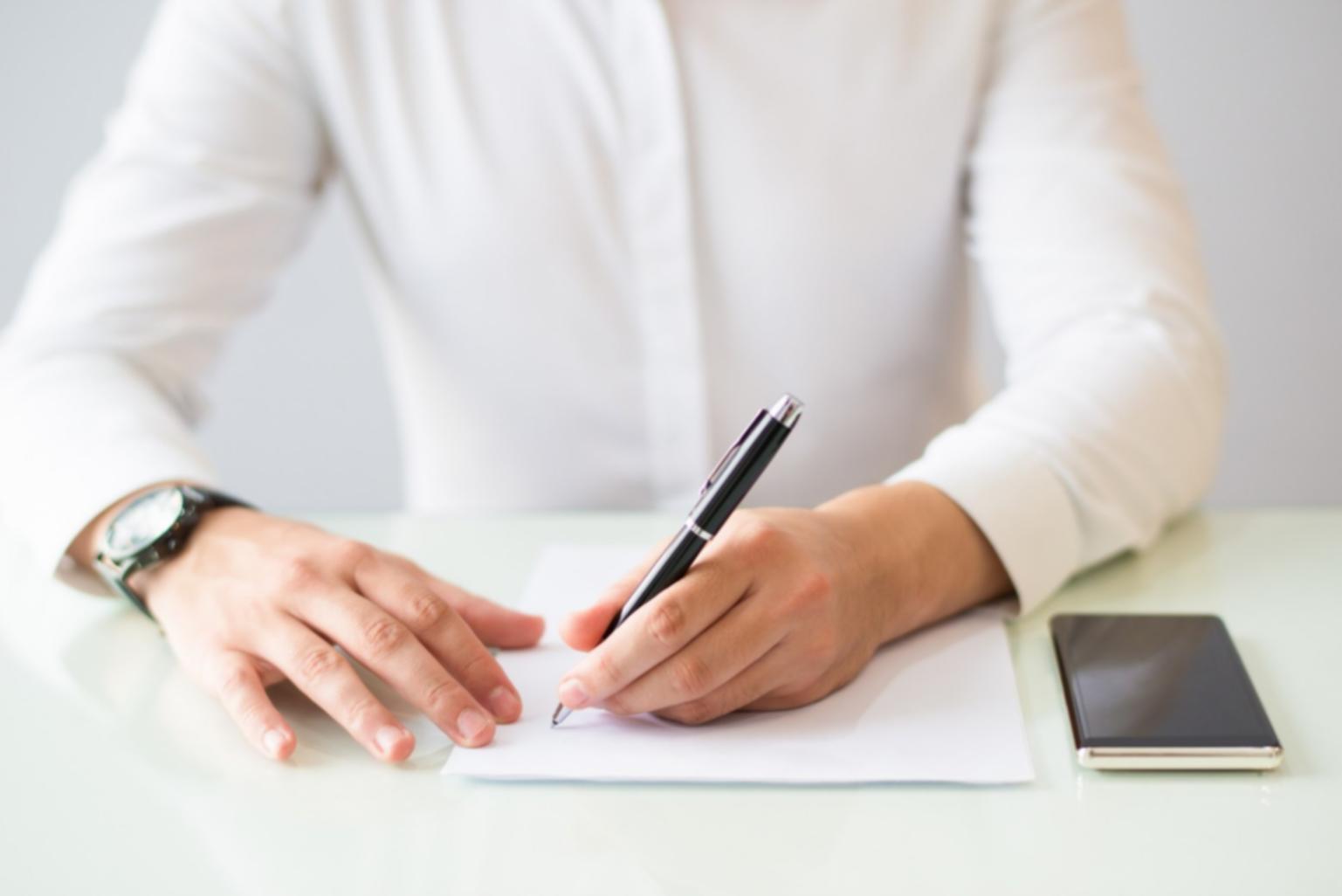 Équipe de conseillers arazylivora analysant des stratégies d'investissement familial